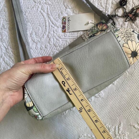 NWT sakroots Artist Circle Foldover Crossbody Bag Bumble Bee Charm In Bloom Gray - Picture 7 of 12